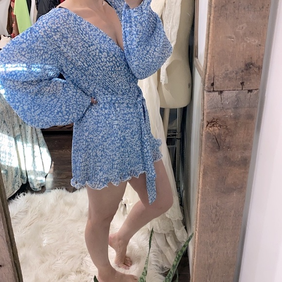 C/MEO COLLECTIVE so settled romper in blue ditsy floral size small - Picture 9 of 16